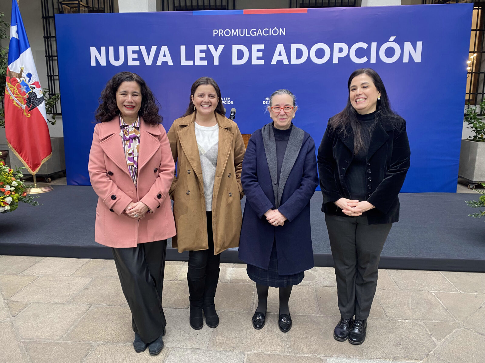 Profesora Rommy Álvarez participa en promulgación de nueva Ley de Adopción