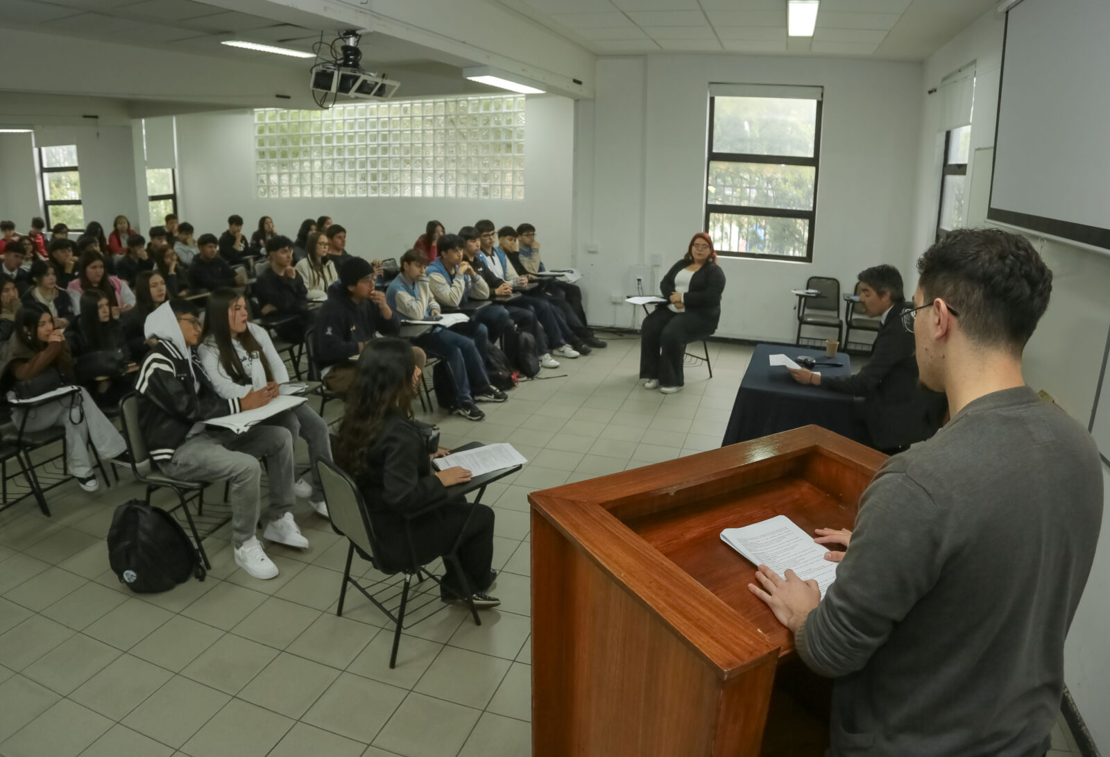 Con juicios simulados en vivo y más de un centenar de atenciones en stand informativo: exitosa participación de la Escuela de Derecho en ExpoUV 2025