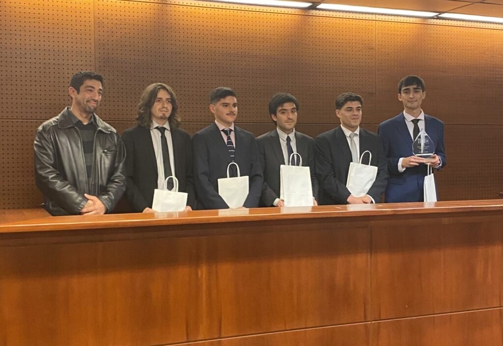 Primeros lugares por equipo e individuales y mejores litigantes: Los logros de estudiantes de la Escuela de Derecho UV en torneos y actividades