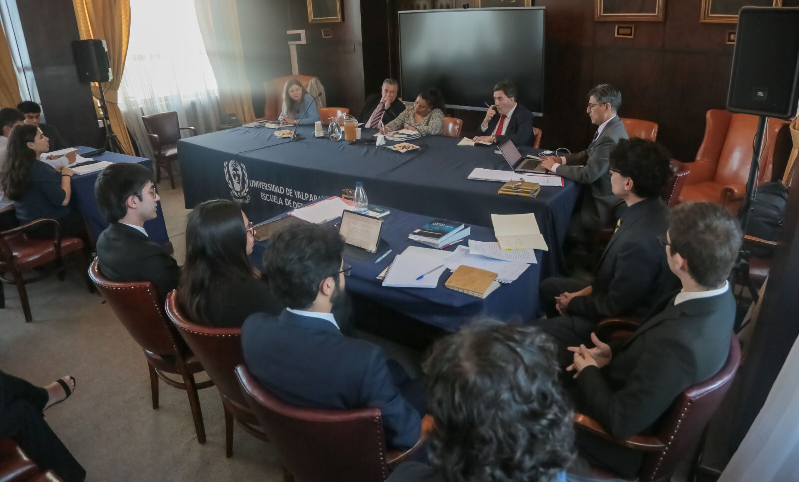 Con la participación de magistrados y magistradas de distintas jurisdicciones: Asignatura de Litigación Oral realiza ciclo de juicios simulados en Escuela de Derecho UV