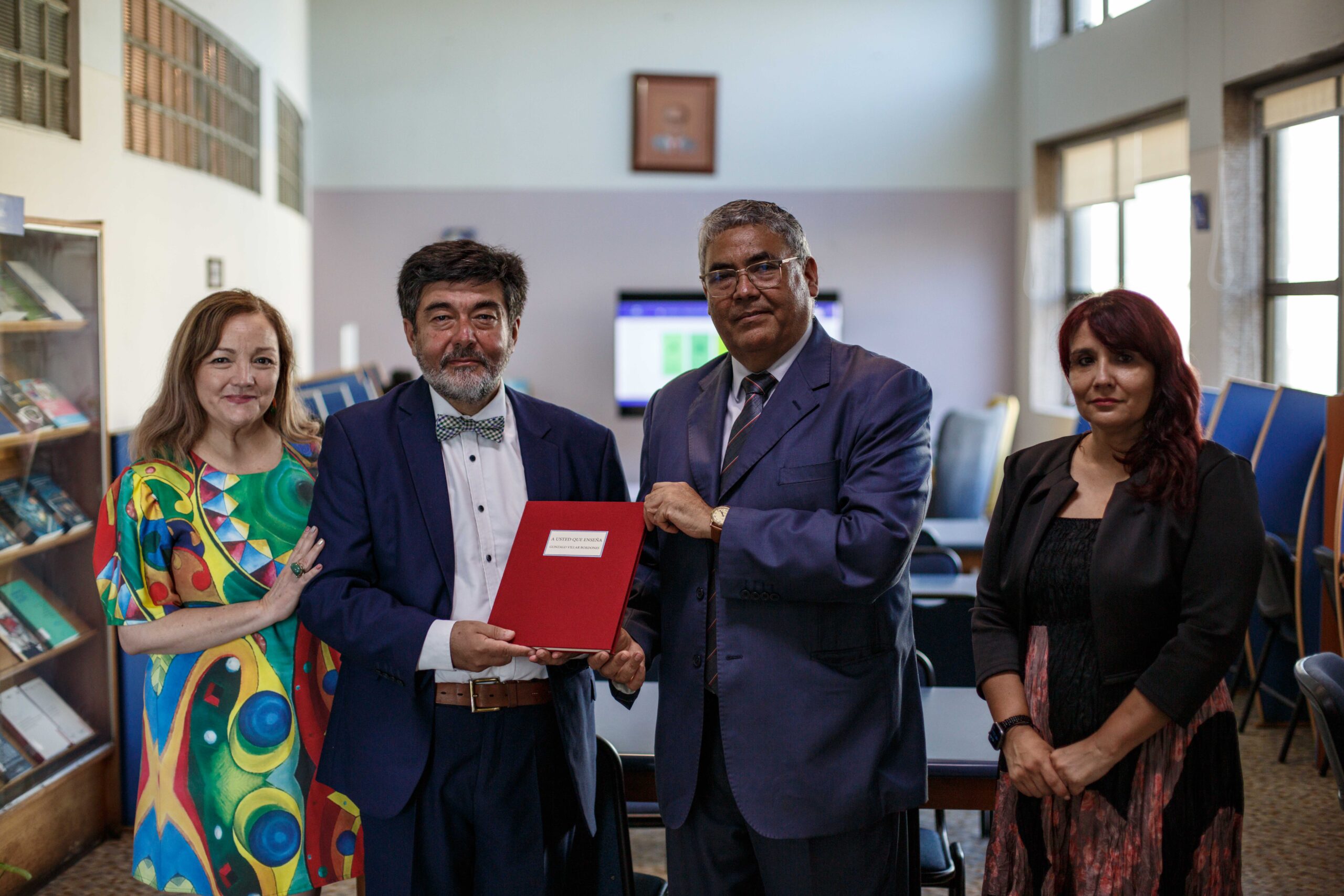 Un homenaje que vuelve a casa: egresado de Escuela de Derecho UV dona poemario que reconoce a exprofesores que marcaron su formación