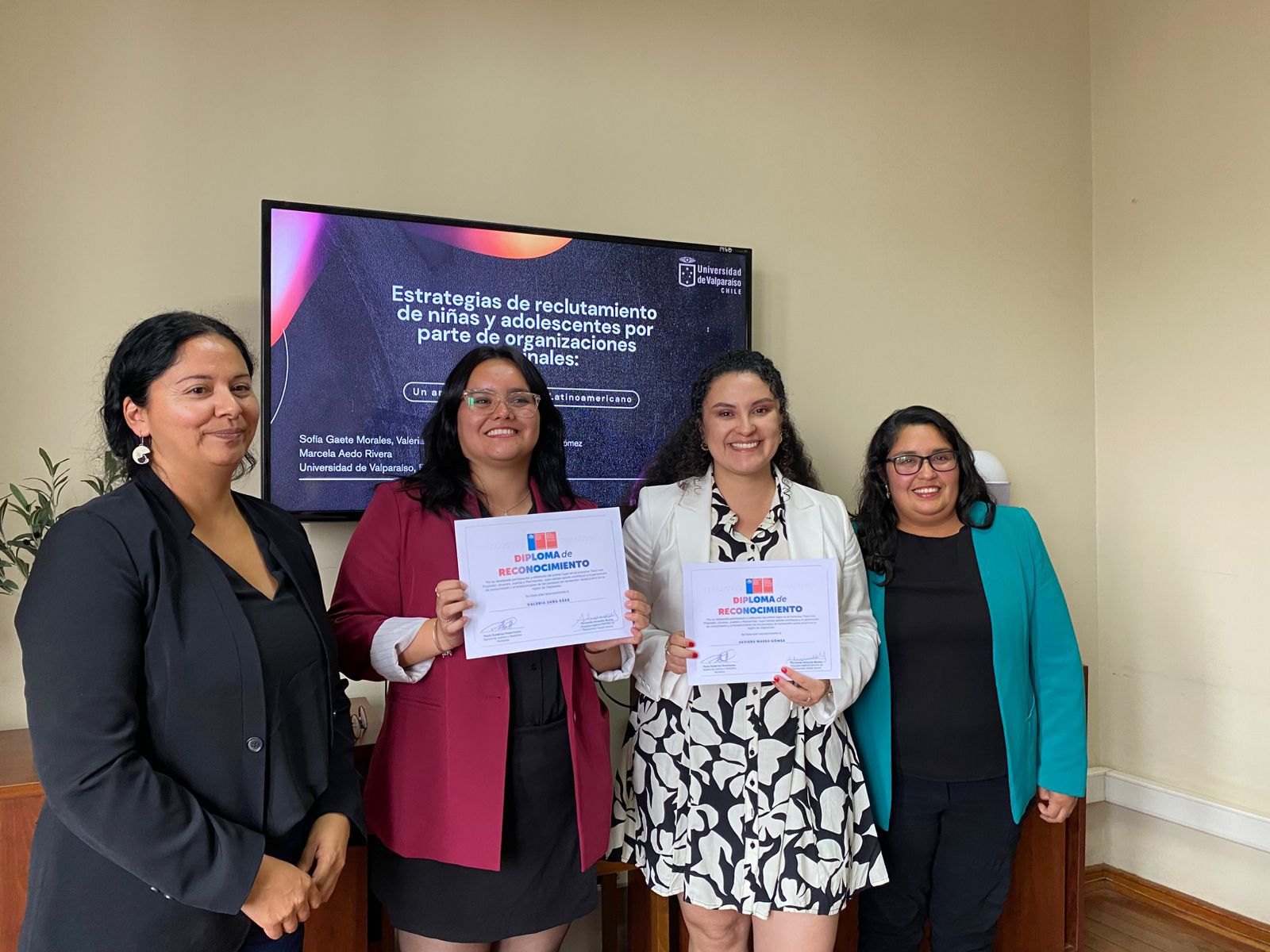 Investigación de egresadas y estudiante de Escuela de Derecho UV obtiene primer lugar en concurso nacional “Tesis con propósito: jóvenes, justicia y reinserción”