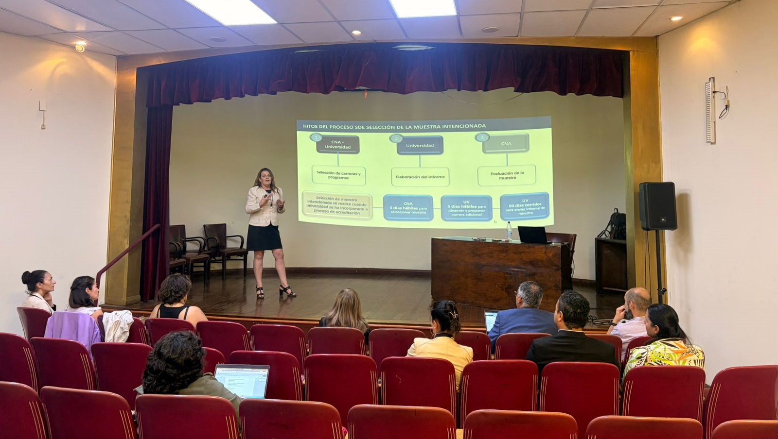Escuela de Derecho UV fortalece preparación para nuevo enfoque de acreditación institucional con taller sobre muestra intencionada